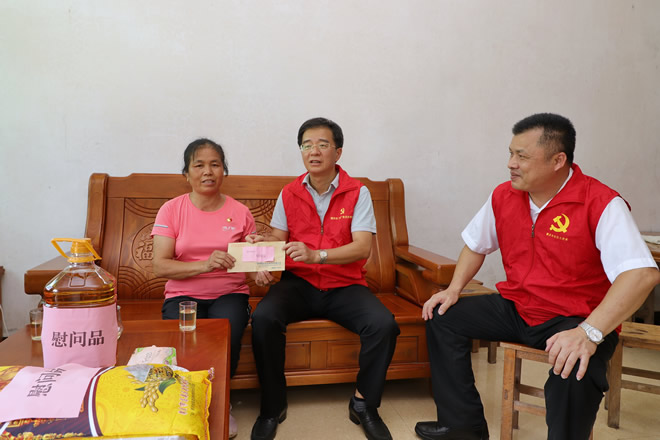 肇庆市文联领导七一前夕看望慰问老党员